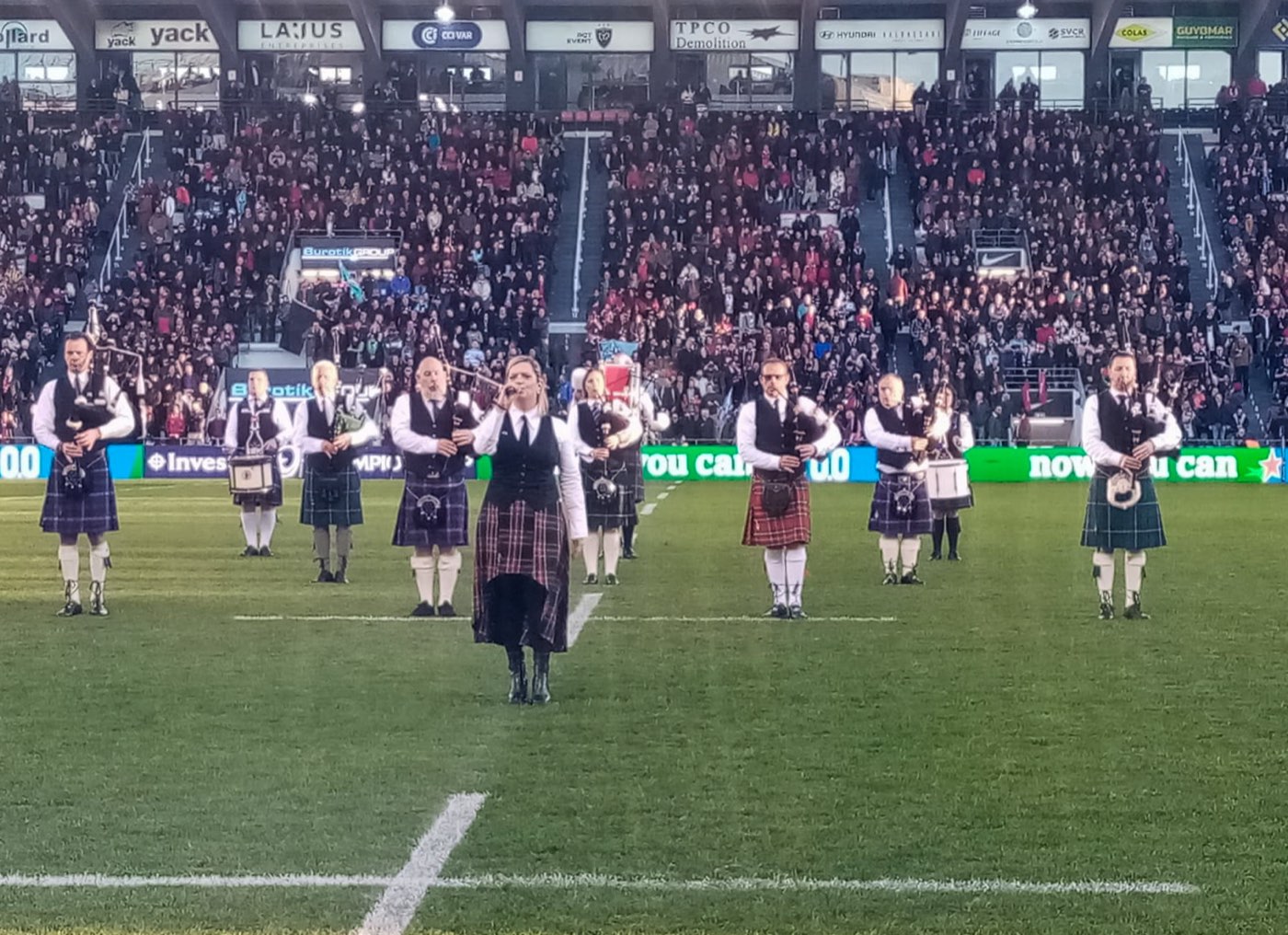 Keltia Morlenn sur la pelouse d'un stade, devant les tribunes pleines